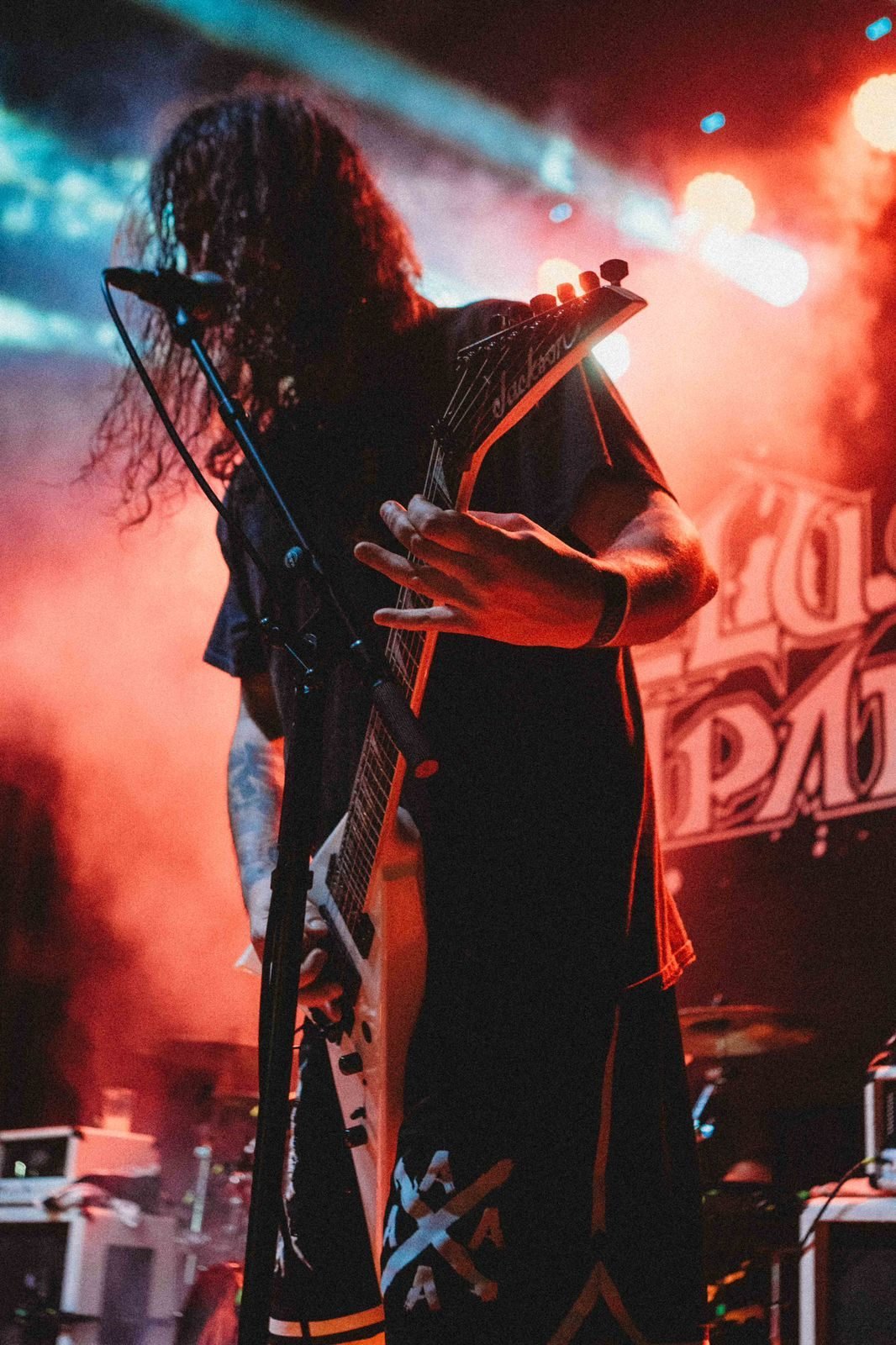 Guitarrista de Angelus Apátrida a contraluz