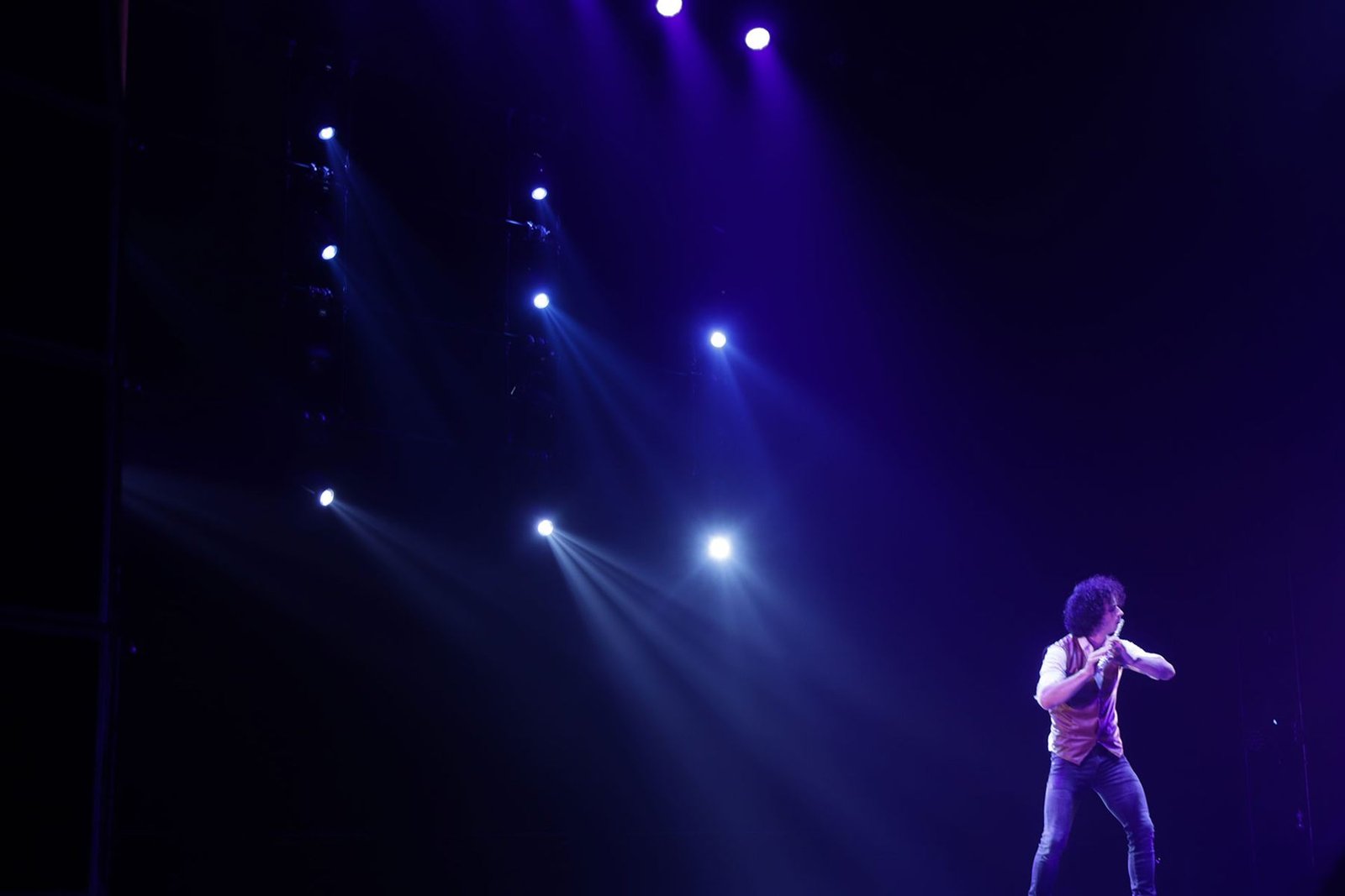 Los Vivancos en el escenario con haces de luz azules